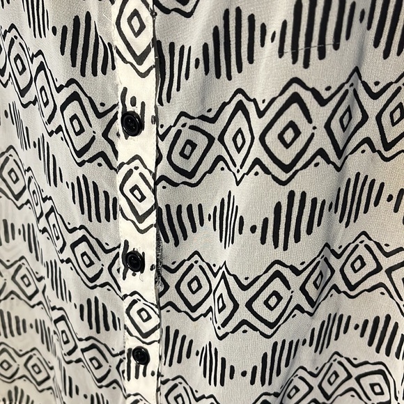 Forever 21 black and white women’s top with black button front. Size M - Picture 2 of 7